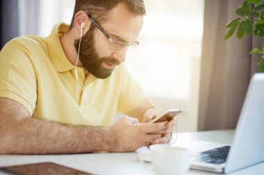 telefonu kullanan adam