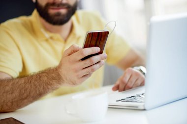 telefonu kullanan adam