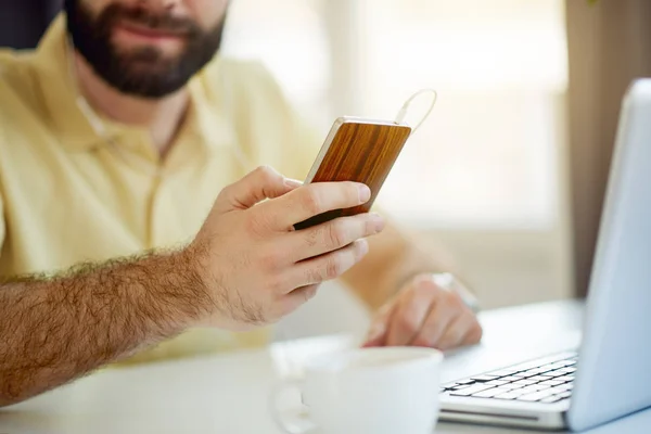 Homme utilisant le téléphone — Photo