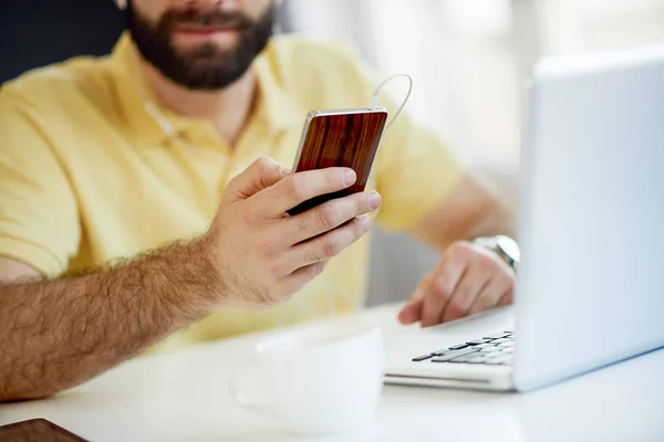 Homme utilisant le téléphone — Photo