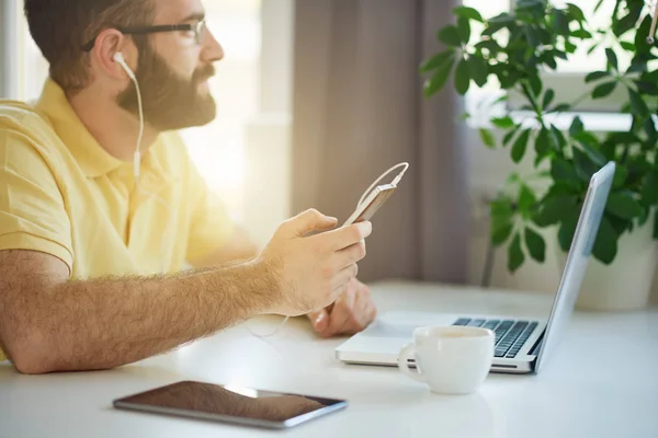 Man met telefoon — Stockfoto