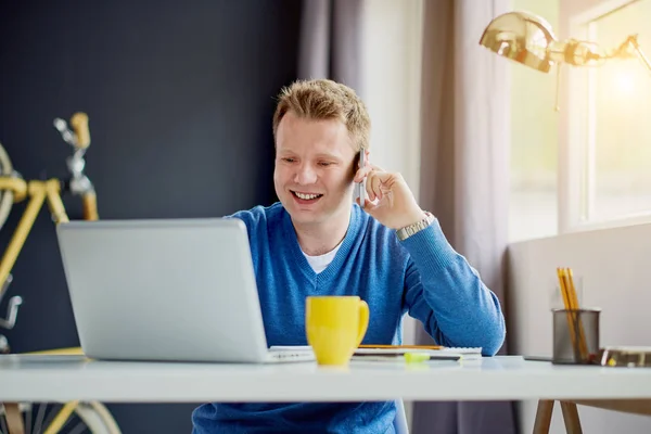 Jonge man in moderne kantoren — Stockfoto