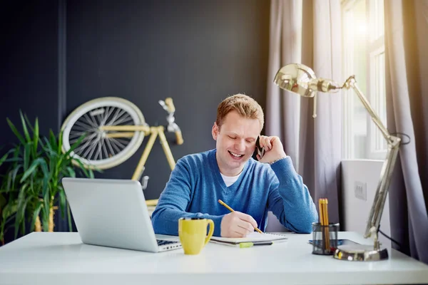 Jonge man in moderne kantoren — Stockfoto