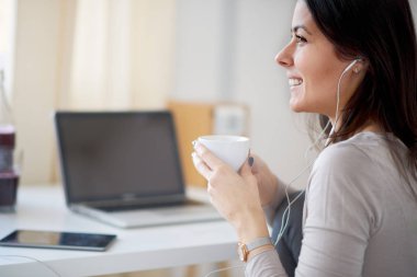 Tablet kullanan genç bir kadın. 