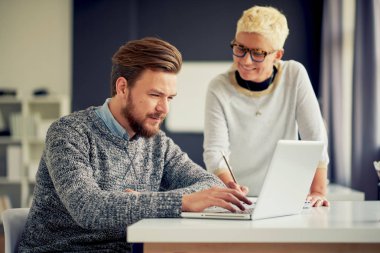genç erkek ve kadın iş arkadaşları  
