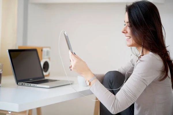 Mujer joven usando tableta — Foto de Stock