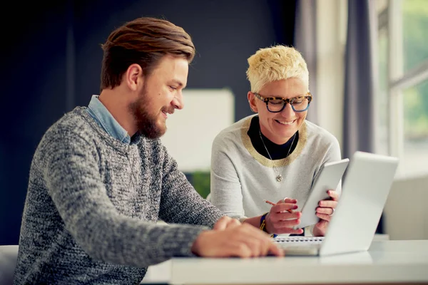 Young man and woman colleagues — Stock Photo, Image