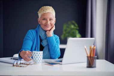 sarışın kadın, ofis çalışanı  