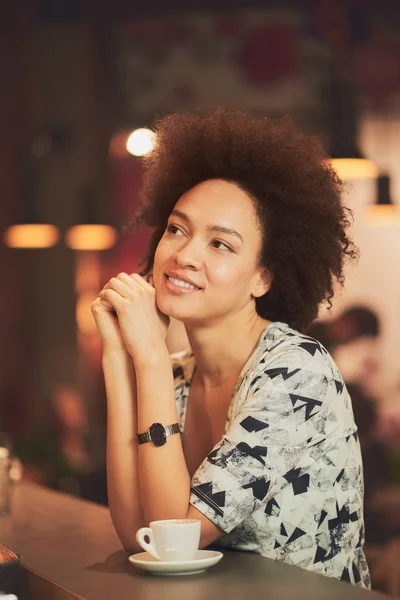 Giovane donna di razza mista in caffè — Foto Stock