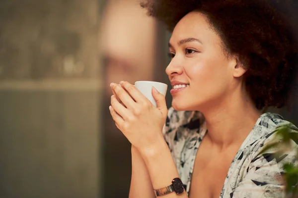 Joven mixta raza mujer en café — Foto de Stock