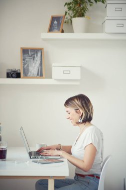 Evde çalışan genç bir kadın.