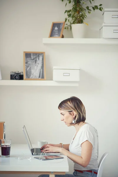 Jonge vrouw die thuis werkt — Stockfoto