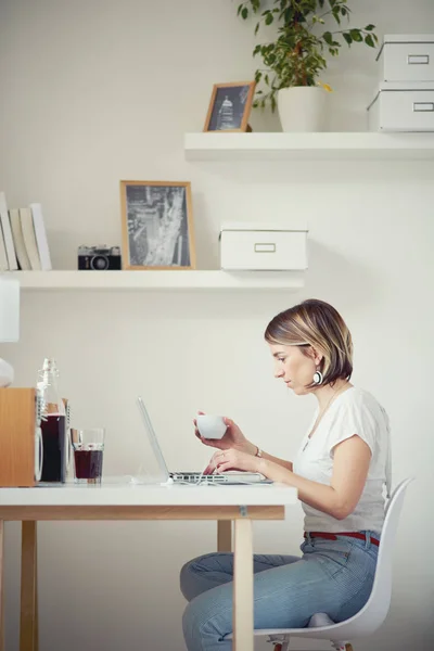 Jeune femme travaillant à la maison — Photo