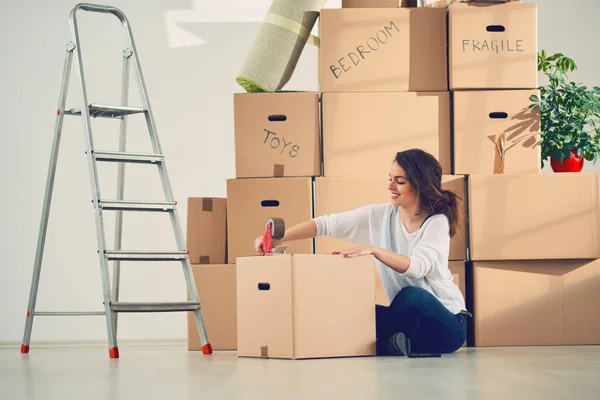 Mujer joven en apartamento nuevo — Foto de Stock