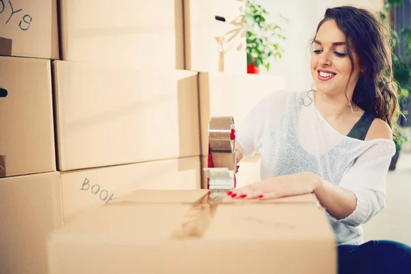 Mujer joven en apartamento nuevo — Foto de Stock