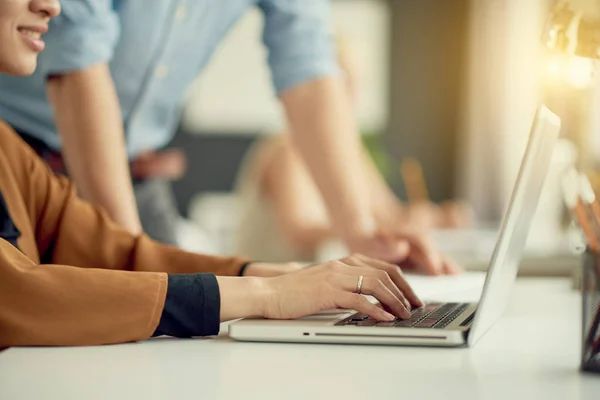 Kollegor med laptop — Stockfoto