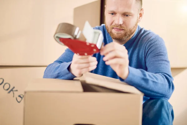 Jeune homme dans un nouvel appartement — Photo