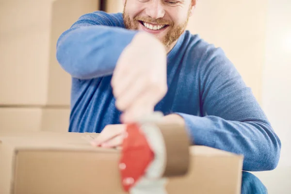 Junger Mann in neuer Wohnung — Stockfoto