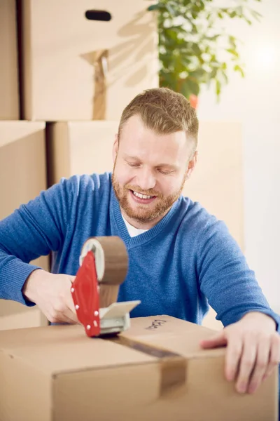 Junger Mann in neuer Wohnung — Stockfoto