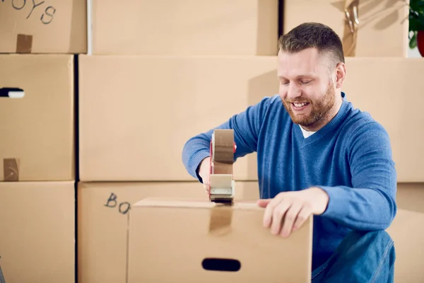 Junger Mann in neuer Wohnung — Stockfoto