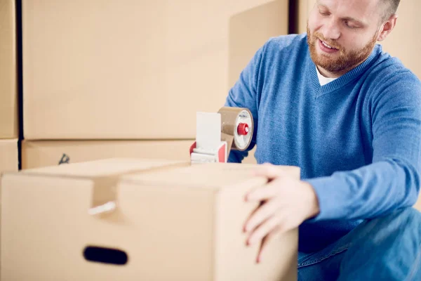 Hombre joven en apartamento nuevo — Foto de Stock