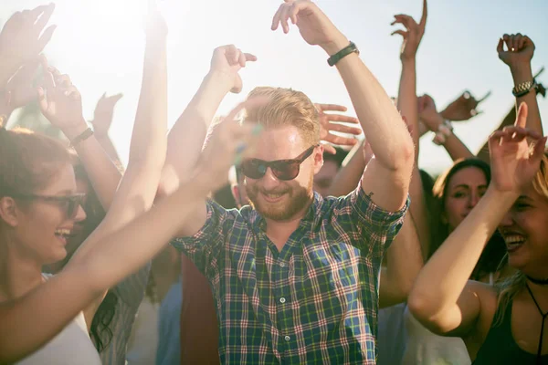 Junge Leute auf Party — Stockfoto