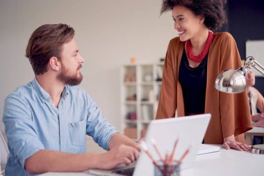 genç erkek ve kadın iş arkadaşları 