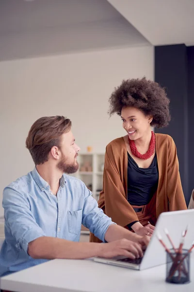 Colegas hombres y mujeres jóvenes — Foto de Stock