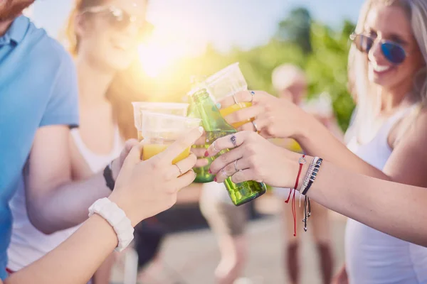 Jeunes en fête — Photo