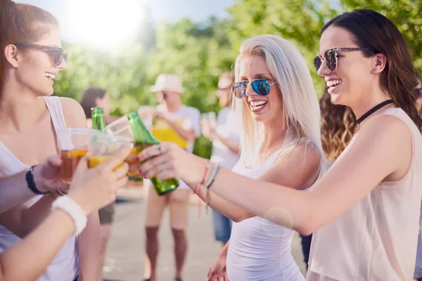 Jeunes en fête — Photo