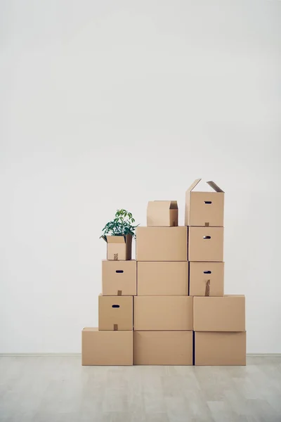 Много коробок с вещами — стоковое фото