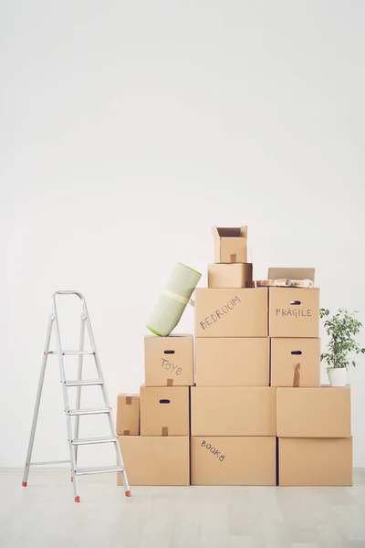 Muchas cajas con cosas — Foto de Stock