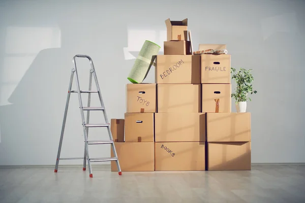 Molte scatole con roba — Foto Stock