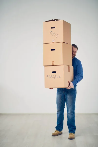 Homme déménageant dans un nouvel appartement — Photo