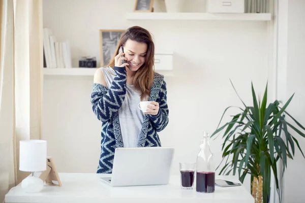 Jeune femme travaillant à la maison — Photo