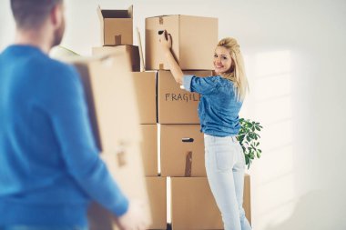 yeni evinde genç kadın  