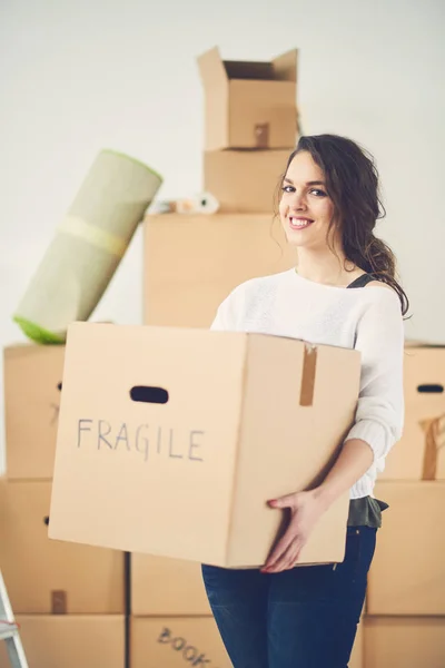 Mujer joven en apartamento nuevo — Foto de Stock