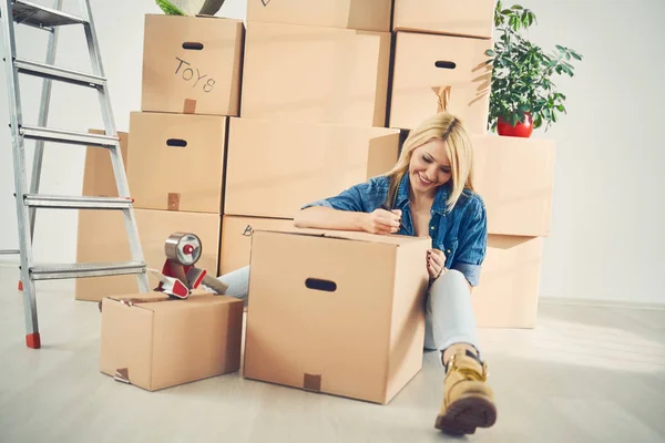 Mujer joven en apartamento nuevo — Foto de Stock