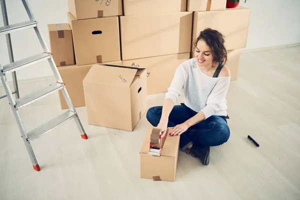 Mujer joven en apartamento nuevo — Foto de Stock