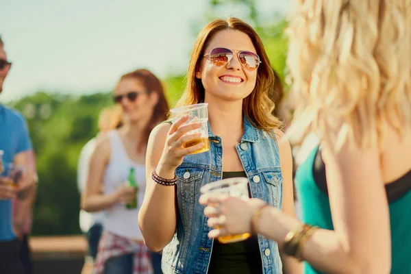 Jeunes en fête — Photo