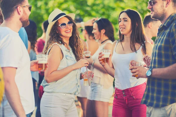 Jóvenes en fiesta — Foto de Stock