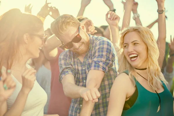 Junge Leute auf Party — Stockfoto