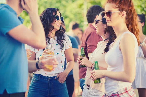 Ungdomar på party — Stockfoto