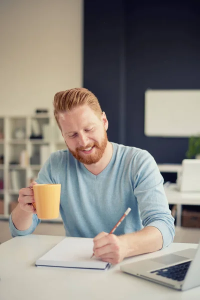 Jonge knappe man — Stockfoto