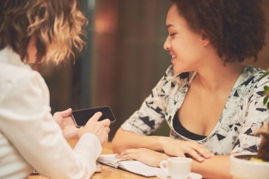 canlı görüşmetwee vrouwen in café 