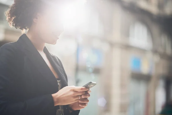 Joven mixta racista mujer de negocios — Foto de Stock