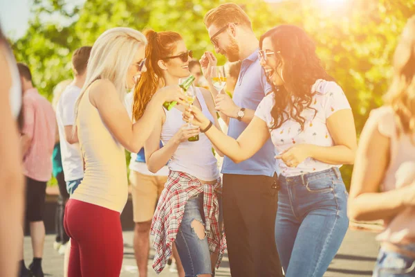 La gente se divierte en la fiesta — Foto de Stock