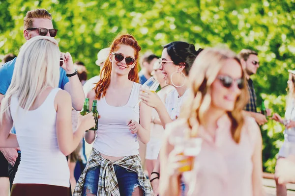 İnsanlar eğlenmek parti 