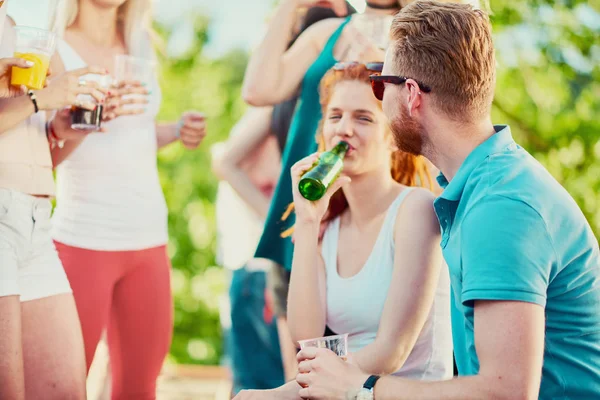 Folk har kul på fest — Stockfoto