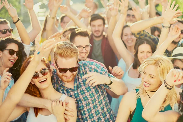 Les gens s'amusent sur la fête — Photo